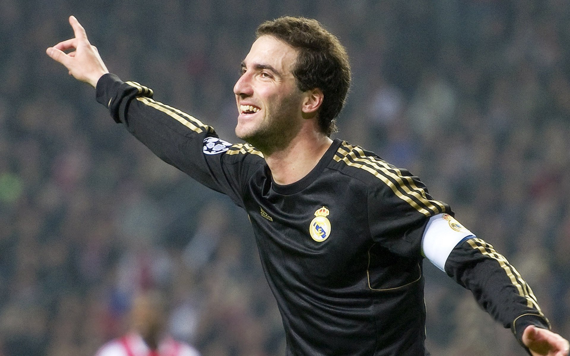 俱乐部动态:皇马探讨未来转会计划,重点关注边路球员,皇马最新转会新闻