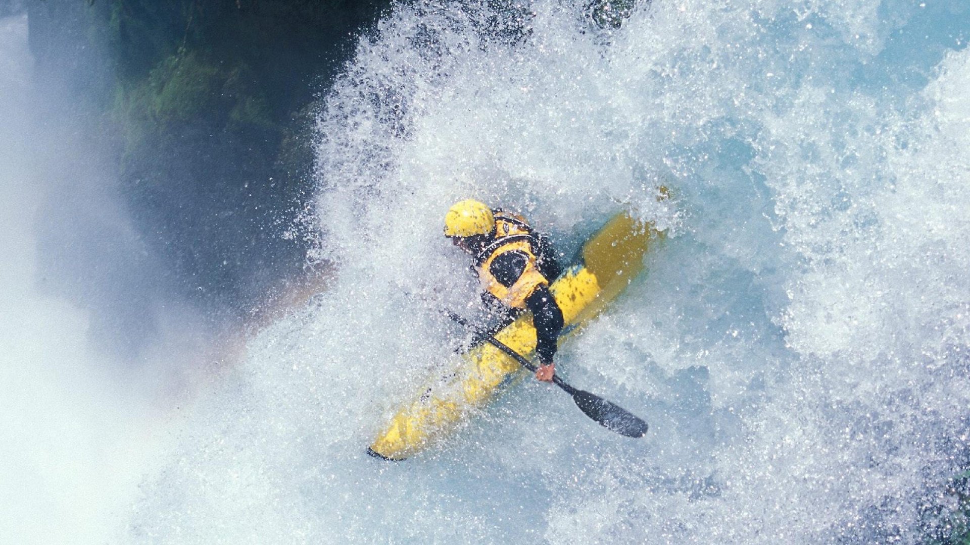 国足球迷助威现场氛围热烈，国足助威球衣
